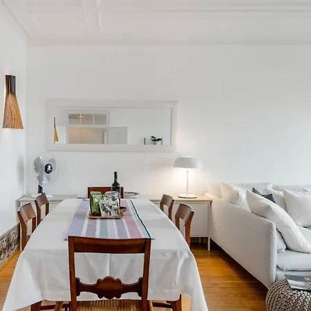 Stunning Views - Authentic Living Apartment *