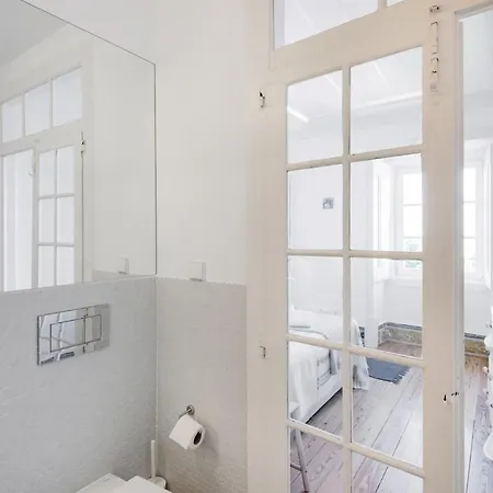 Updated Fully Equipped Comfortable With Sea View Appartamento Lisbona