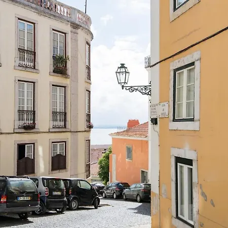 Updated Fully Equipped Comfortable With Sea View Appartement Lissabon